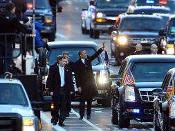 Obama sale de su limusina para saludar en caravana inaugural