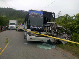 Choque entre buses deja seis muertos y diez heridos