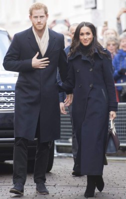 Britain's Prince Harry and fiancee US actress Meghan Markle greets wellwishers on a walkabout as they arrive for an engagement at Nottingham Contemporary in Nottingham, central England, on December 1, 2017 which is hosting a Terrence Higgins Trust World AIDS Day charity fair.Prince Harry and Meghan Markle visited Nottingham in their first set of engagements together since announcing their engagement. / AFP PHOTO / POOL / JEREMY SELWYN