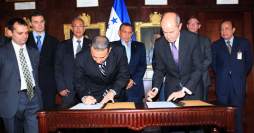 Honduras firma acuerdo con BG Group para buscar petróleo en la Mosquitia