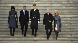 Obama sale de su limusina para saludar en caravana inaugural