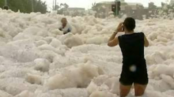 Ciudad de Australia despierta tapada por espuma marina