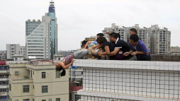 Evitan que se tire de edificio tras ahogar a sobrino