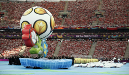 Sorprendente inauguración de la Eurocopa 2012