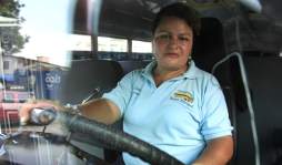 Elsa Valenzuela cambia silla de oficina por asiento de bus