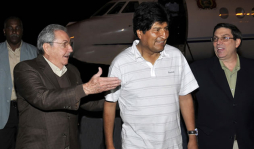 Evo Morales visita a Chávez en el hospital