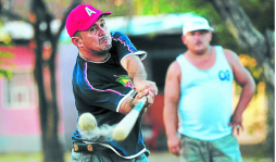 'Béisbol de calcetín”, un deporte que mueve apuestas en Nicaragua