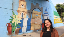 Alba Rosibel, la dama que viste de color a San Pedro con su arte
