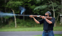 Casa Blanca publica foto de Obama en pleno tiro al blanco