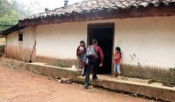 Jesús Vásquez, maestro del año en Honduras viaja 5 horas a caballo