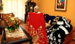 Lleva 60 años vistiendo al Nazareno con las más bellas túnicas