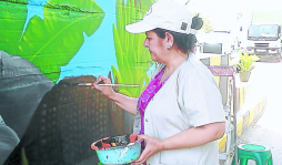 Alba Rosibel, la dama que viste de color a San Pedro con su arte
