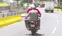 Congreso aprobó ley que prohíbe dos personas en moto