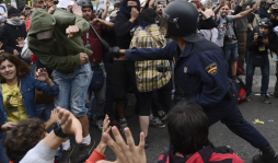 Españoles se toman calles en protesta por austeridad