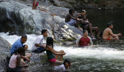 Turistas se deleitan en ríos de La Ceiba