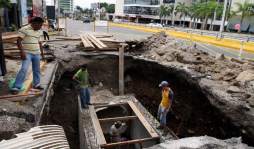 Hoyos son advertencia del peligro en calles de San Pedro Sula