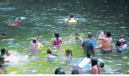 Turistas se deleitan en ríos de La Ceiba