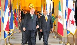 Napolitano prometió reforzar lucha contra el narco