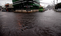 Lluvias inundan La Ceiba y cierran el aeropuerto Golosón