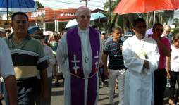 Ceibeños muestran fervor religioso en Santo Viacrucis