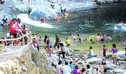 Turistas se deleitan en ríos de La Ceiba