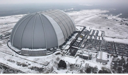 Un paraíso bajo un hangar rodeado de nieve