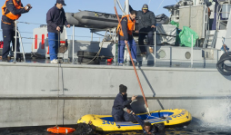 Rescatan inmigrantes en barcas hinchables
