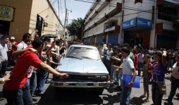 Protestan por suspensión del bono educativo