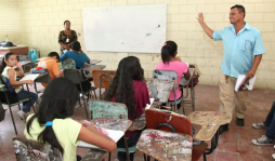 José Aguilar ya graduó a cuatro hijos y ahora aprende a leer y escribir