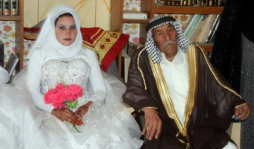 Se casa con una mujer 70 años más joven