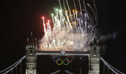 Llama olímpica ilumina Londres
