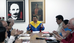 Hugo Chávez anuncia regreso a Venezuela