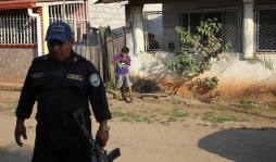 De un balazo matan a mujer en Cofradía