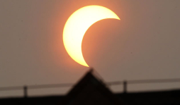 Eclipse anular de sol impresiona en Tokio