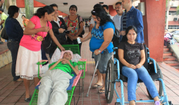 Sufren por falta de medicamentos