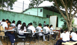 Bajo árboles reciben clases más de 100 alumnos en San Manuel