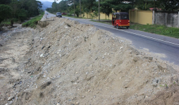 En peligro un tramo de la carretera CA-13 en Omoa