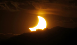 Eclipse anular de sol impresiona en Tokio