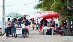 Miles de hondureños recibieron el Año Nuevo en las playas de Puerto Cortés, Omoa y Tela