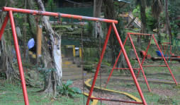 Parque infantil es visitado aunque está abandonado