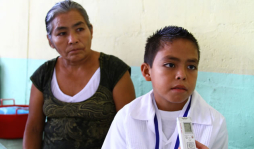 Madre hondureña vende gallina para que hijo reciba medalla