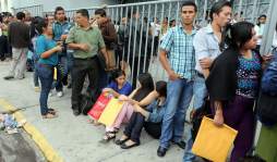 Enormes filas por una plaza en Educación