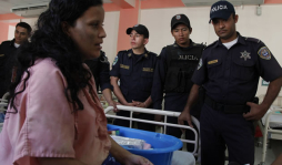 Policías asisten a mujer cuando daba a luz en San Pedro Sula