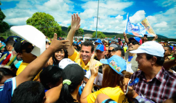 Chávez y Capriles arrancan campaña por la presidencia