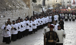 Cientos de Palestinos y peregrinos festejan en Belén La Navidad
