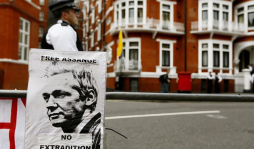 Assange vive en habitación 'mal ventilada”