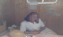 Una enfermera posa en Facebook al lado de un cadáver