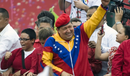 Hugo Chávez inscribe su candidatura