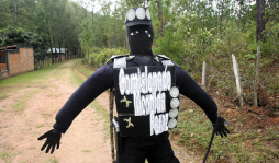 Policía decomisa monigotes alusivos a la corrupción policial