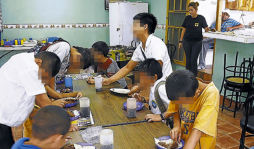 'No se vaya, tía Giselle”: niños del hogar Senderos de Amor